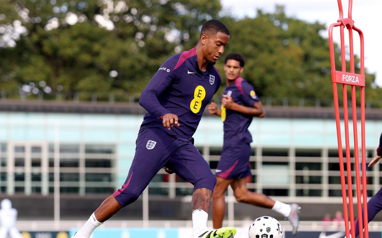 包含英格兰客场胜安道尔，小组领先优势明显的词条