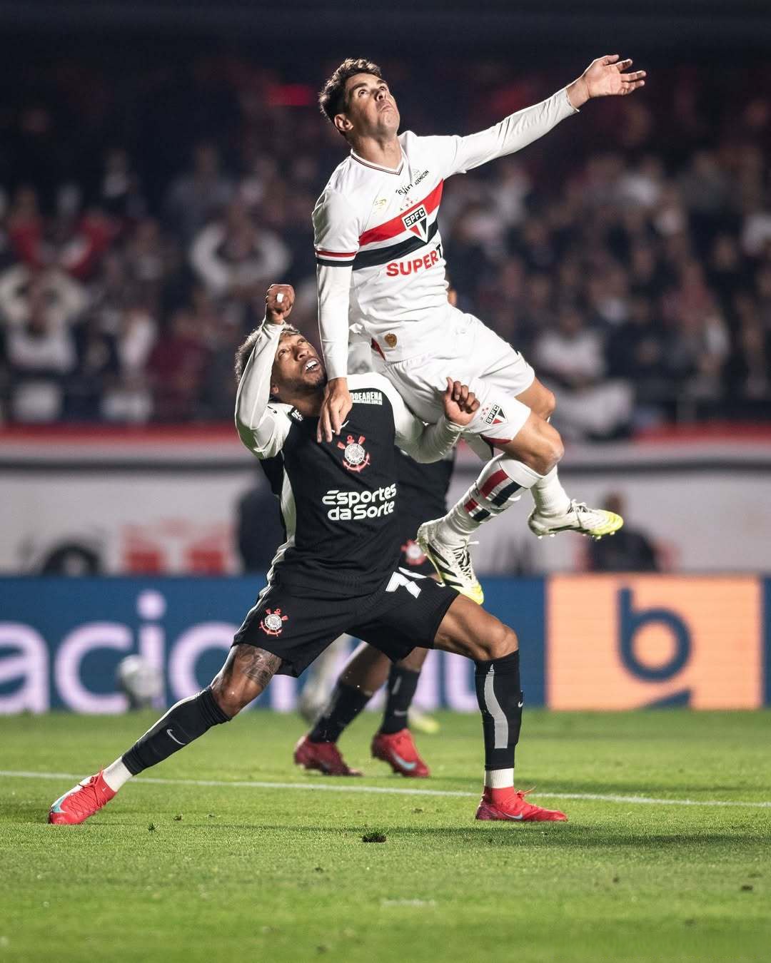 赛事分析-拜仁慕尼黑在关键时刻力挽狂澜，险胜对手(拜仁慕尼黑队)